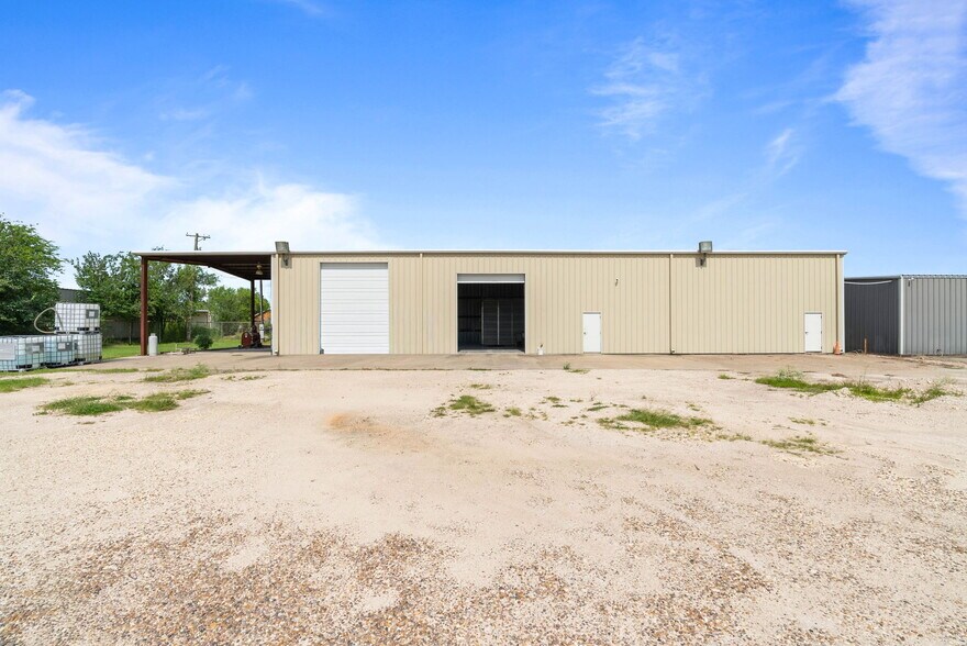 More Photos Of 2404 N US Highway 281, Alice Flex For Lease