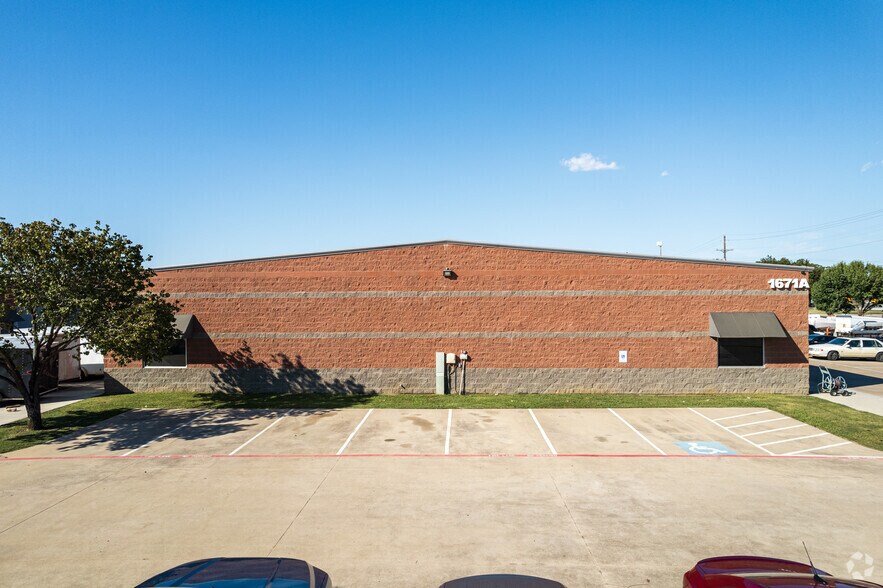 More Photos Of 1671 Riverview Dr, Lewisville Flex For Lease