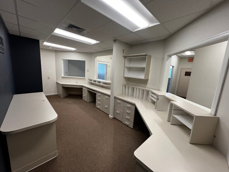 More Photos Of 1000 Ohio Pike, Cincinnati Office For Lease