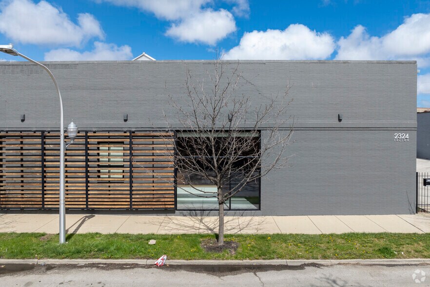 More Photos Of 2324 W Fulton St, Chicago Showroom For Sale