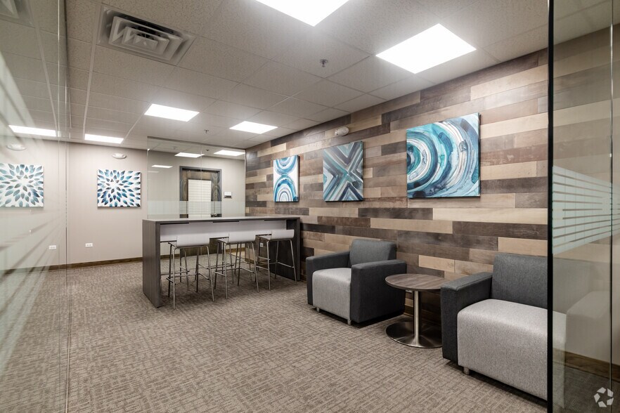 More Photos Of 240-292 Town Center Ln, Glendale Heights Unknown For Lease