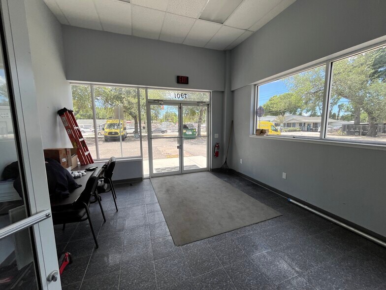 More Photos Of 7901 Benjamin Rd, Tampa Light Distribution For Sale