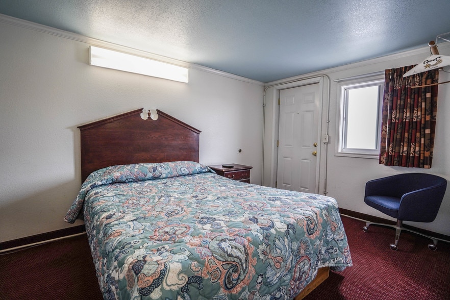 More Photos Of 1408 E Wise St, Bowie Hotel For Sale