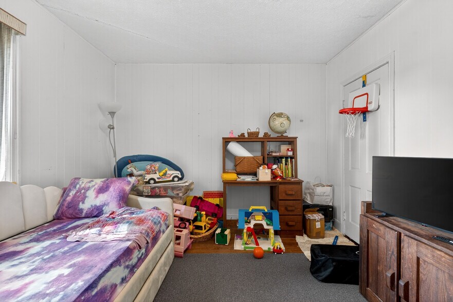 More Photos Of 2870 King William Ave, West Point Flex For Sale
