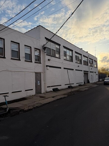 More Photos Of 60 Dickerson St, Newark Light Manufacturing For Lease