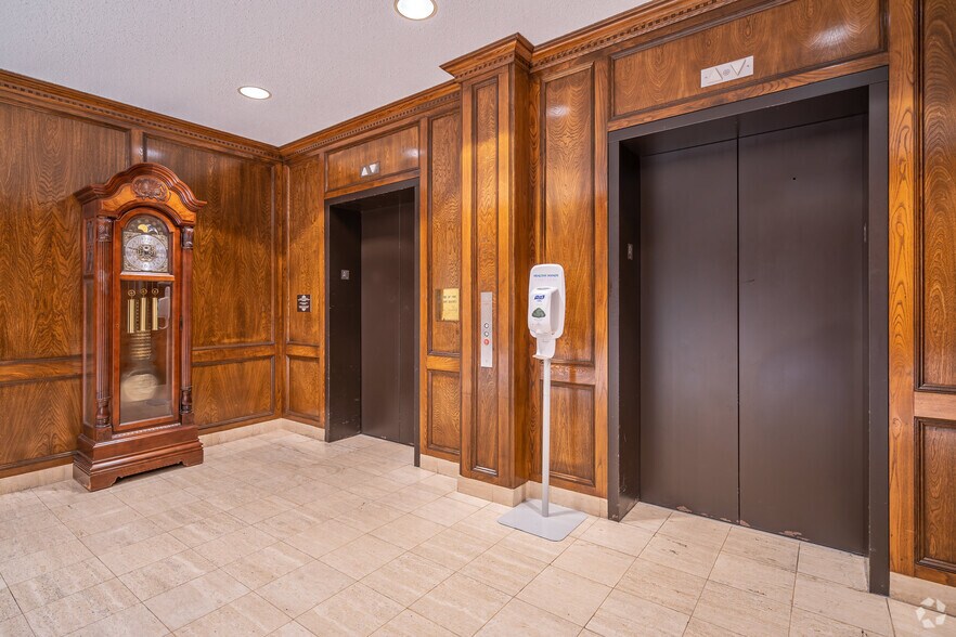 More Photos Of 950 Echo Ln, Houston Office For Lease