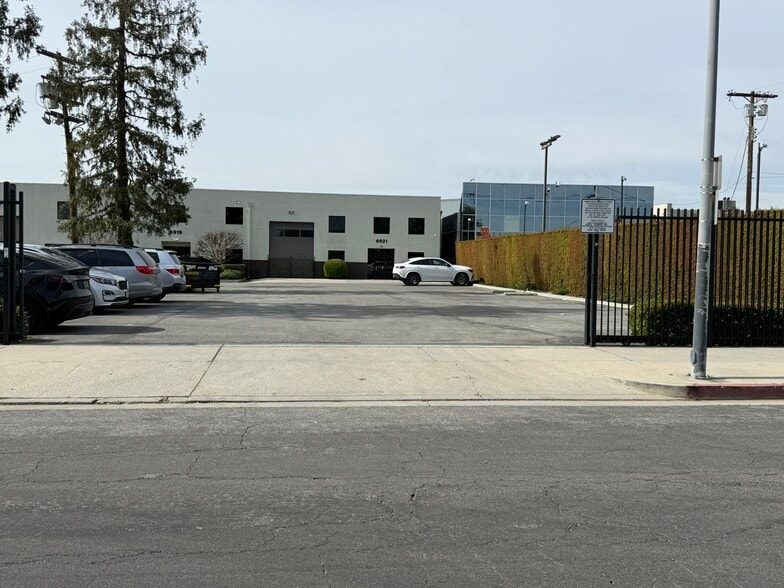 More Photos Of 6917-6921 Valjean Ave, Van Nuys Showroom For Lease