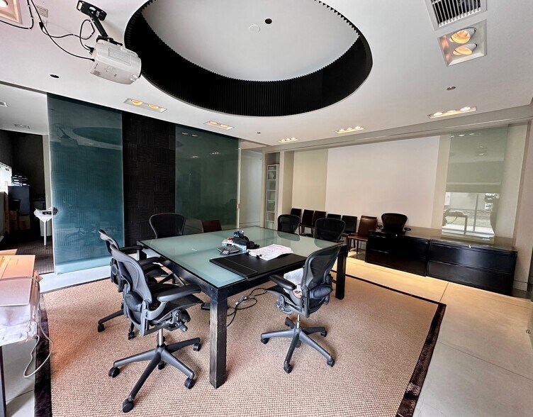 More Photos Of 105 Schelter Rd, Lincolnshire Office For Sale