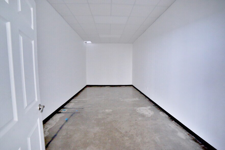 More Photos Of 11130 Gulf Fwy, Houston Unknown For Lease