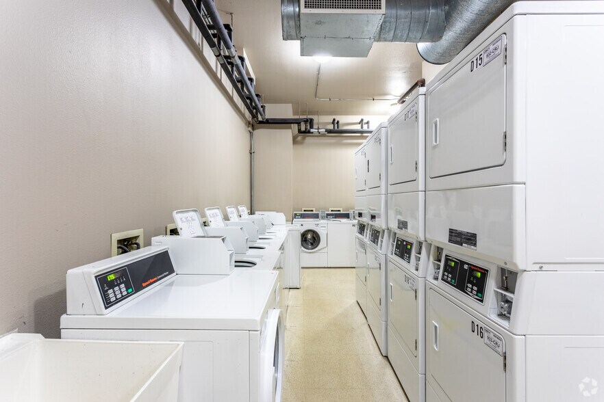 More Photos Of 513 Adams St, Toledo Apartments For Lease