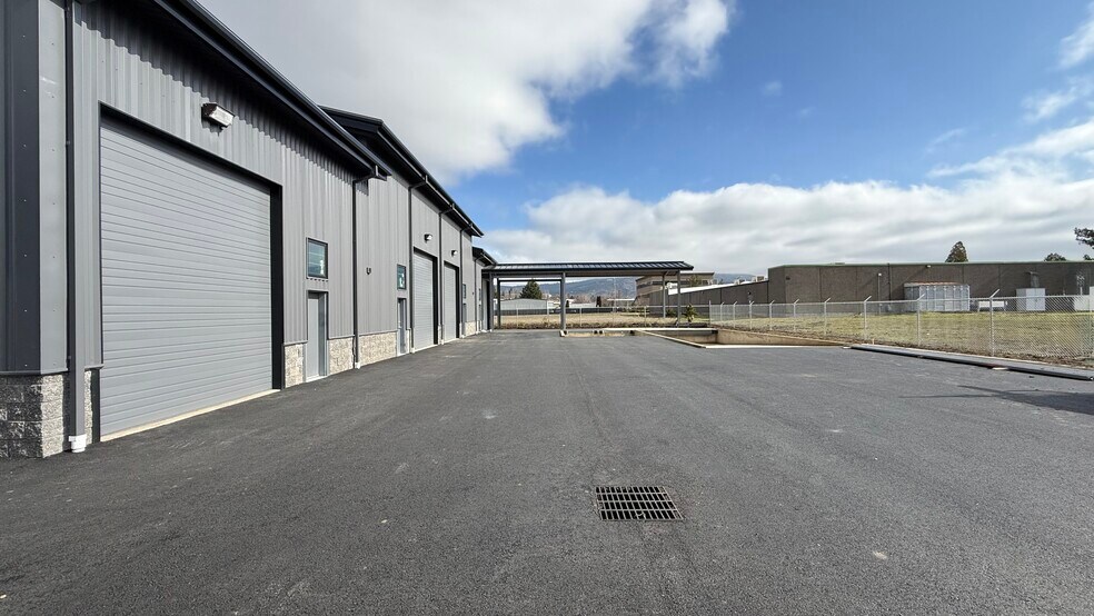 More Photos Of 2016 Commerce, Medford Showroom For Lease