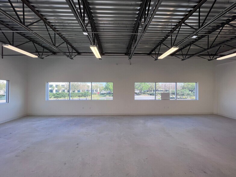 More Photos Of 8340 Southpark Cir, Orlando Flex For Lease