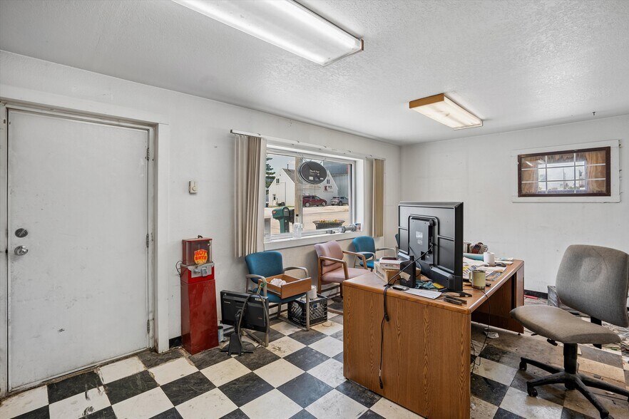 More Photos Of 215 S Division St, Stuart Warehouse For Lease