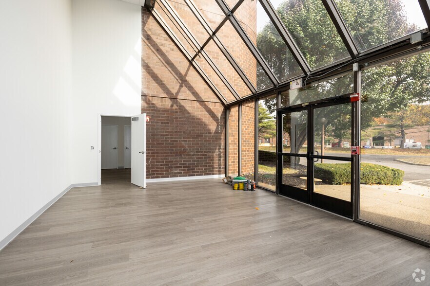 More Photos Of 150 Rittenhouse Cir, Bristol Warehouse For Lease