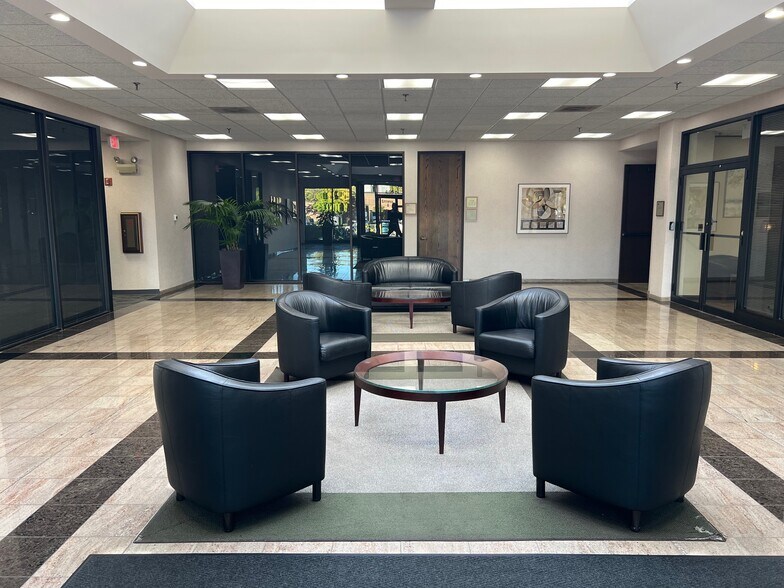 More Photos Of 650 E Devon Ave, Itasca Office For Lease