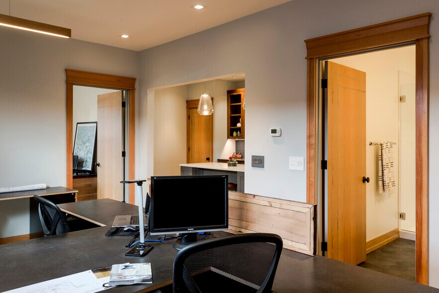 More Photos Of 625 NW 45th St, Seattle Office For Lease