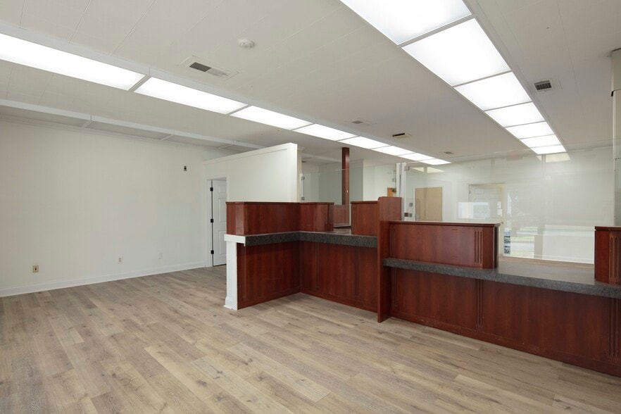 More Photos Of 308 W Lexington Ave, Winchester Office For Sale