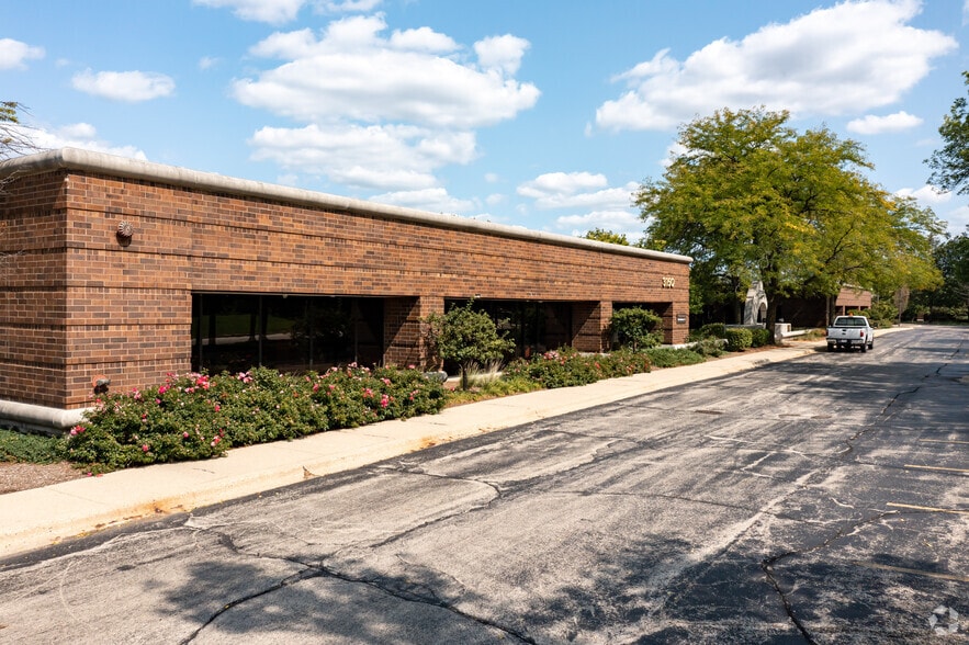 More Photos Of 3150 W Salt Creek Ln, Arlington Heights Office For Sale