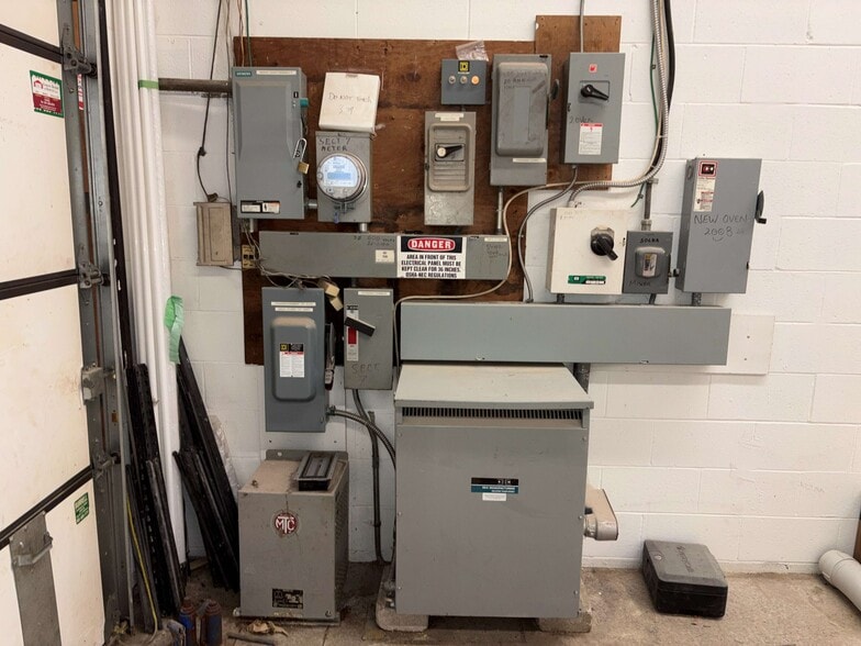 More Photos Of 90 Esna Park Dr, Markham Service For Lease