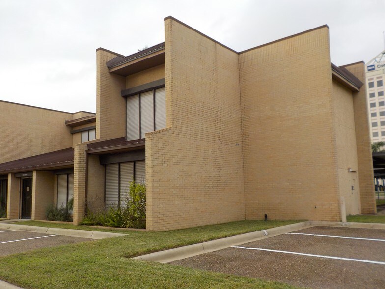 More Photos Of 3700 N 10th St, McAllen Office For Lease