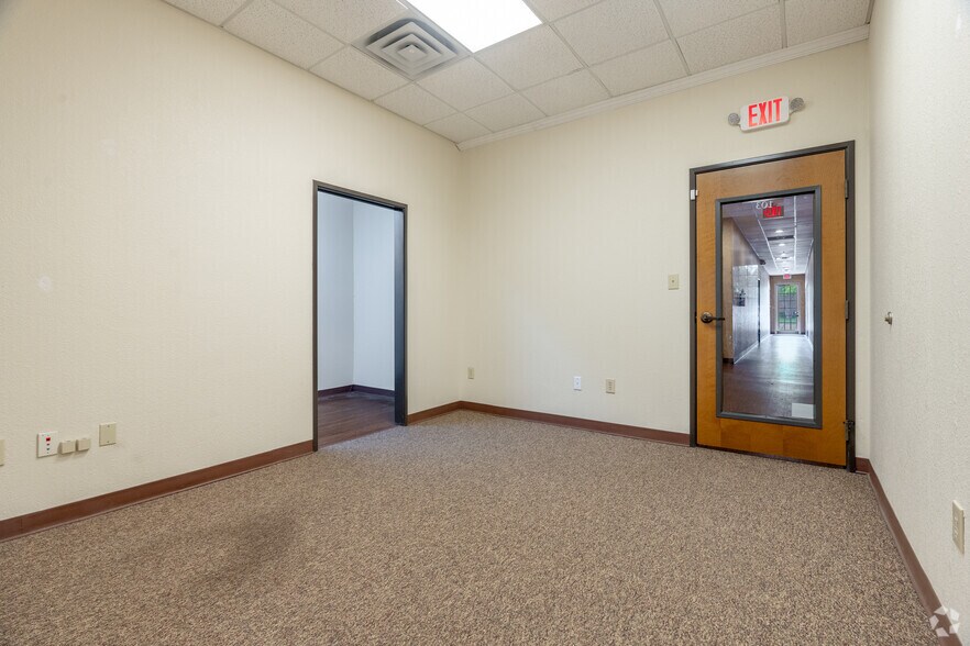 More Photos Of 2925 Country Club Rd, Denton Office For Lease