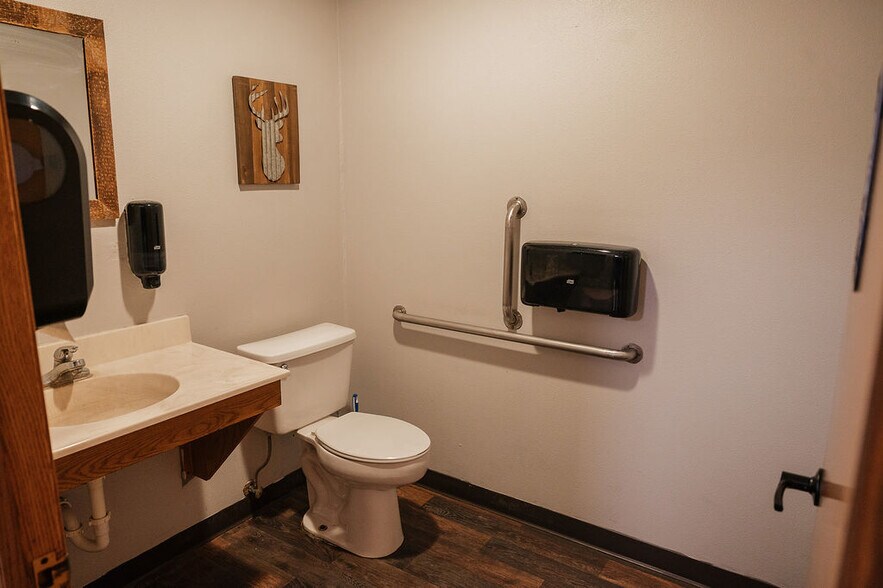 More Photos Of 510 Main St, Ormsby Restaurant For Sale