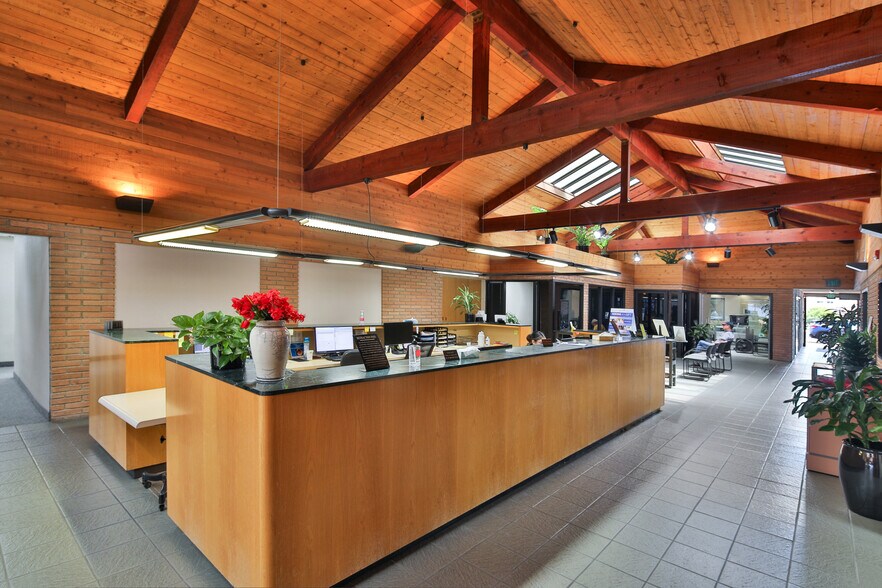 More Photos Of 14914 Sherman Way, Van Nuys Medical For Sale