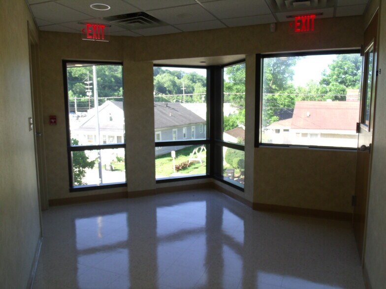 More Photos Of 411 Holmes St, Frankfort Light Distribution For Sale