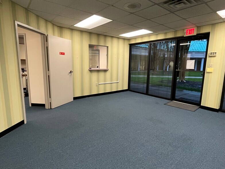 More Photos Of 11835 Fishing Point Dr, Newport News Office Residential For Lease