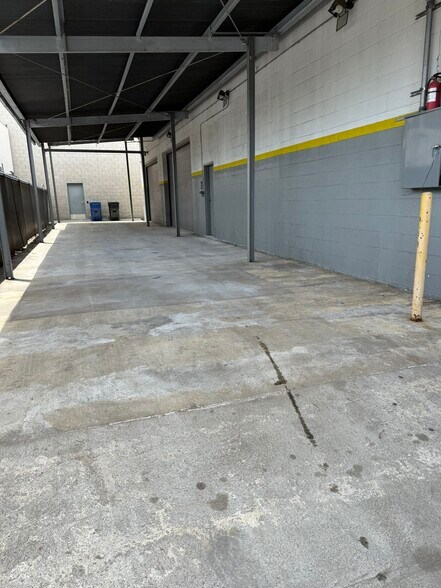 More Photos Of 5915 Kester Ave, Van Nuys Light Manufacturing For Lease