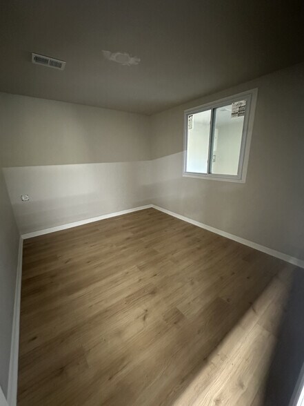 More Photos Of 325 New Neely Ferry Rd, Mauldin Warehouse For Lease