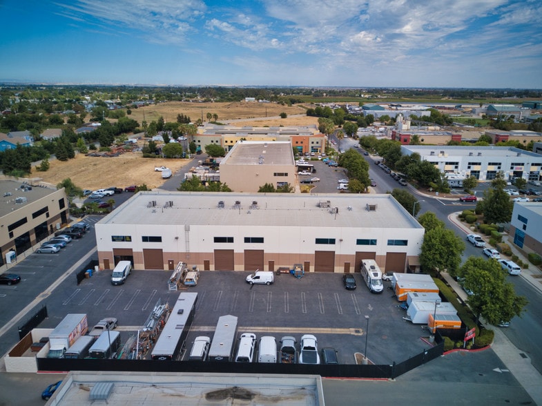 More Photos Of 390 Carrol Ct, Brentwood Light Distribution For Lease