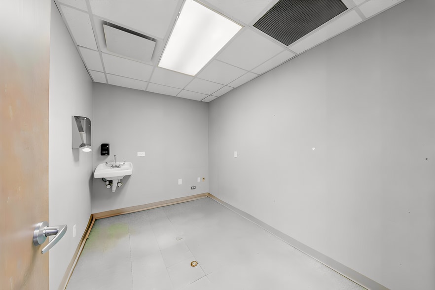 More Photos Of 3828 Avenue N, Galveston Hospital For Lease