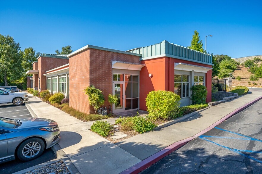 More Photos Of 102 S Vine St, Paso Robles Office For Lease