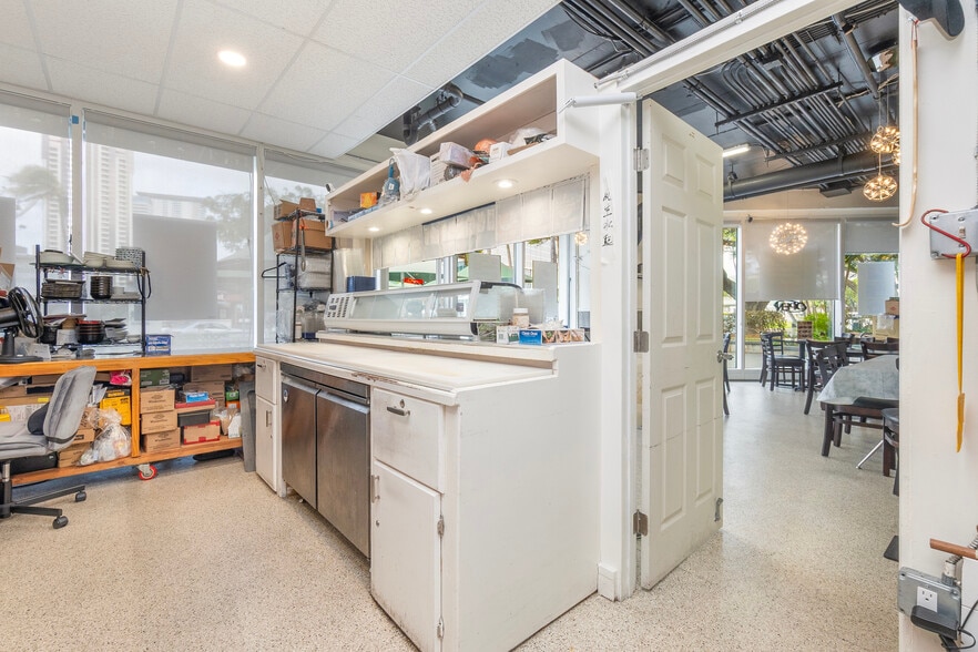 More Photos Of 909 Kapiolani Blvd, Honolulu Apartments For Lease