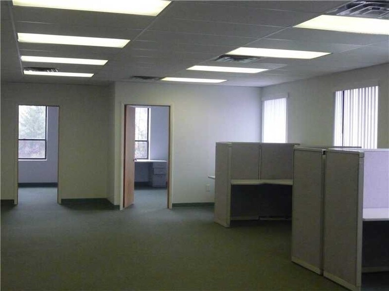 More Photos Of 357 Northgate Dr, Warrendale Warehouse For Lease