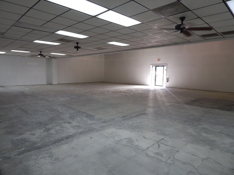 More Photos Of 13670 Roosevelt Blvd, Clearwater Warehouse For Lease