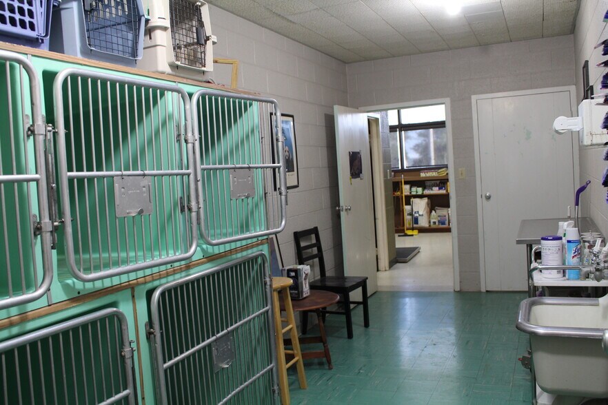 More Photos Of 112 Barclay Ave, Wa Keeney Veterinarian Kennel For Sale