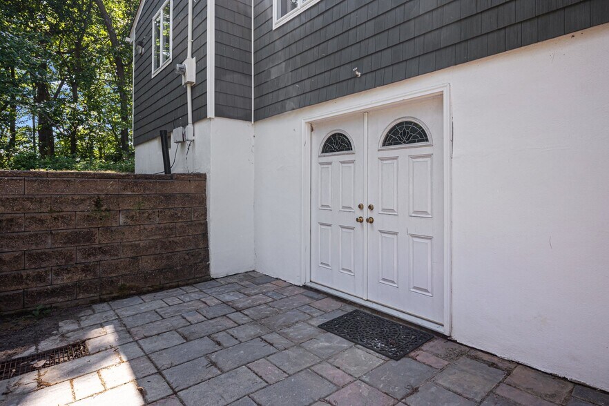 More Photos Of 352 Monmouth Rd, Millstone Township Office For Lease