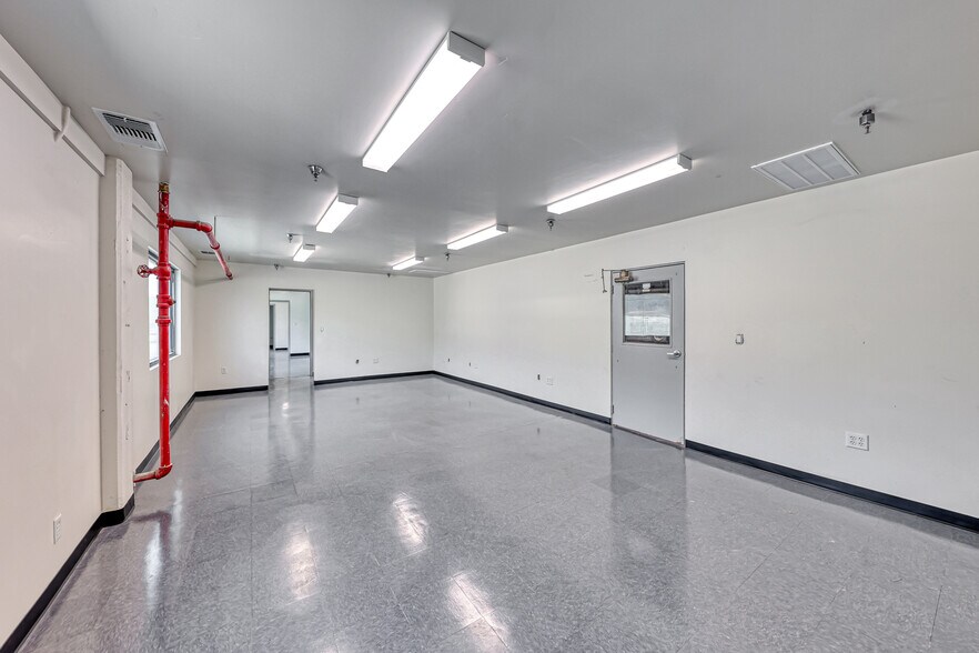 More Photos Of 190 S 4th St, Henderson Manufacturing For Lease