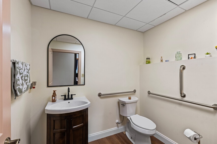 More Photos Of 501 Main St, Odessa Office For Sale