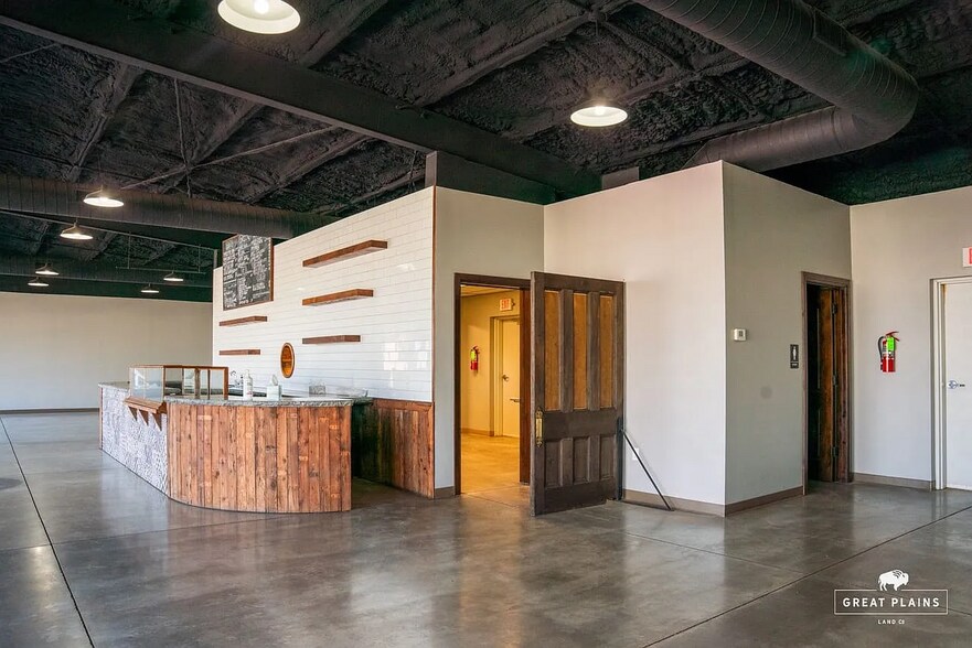 More Photos Of 204 S Broadway Ave, Hinton Storefront Retail Office For Sale