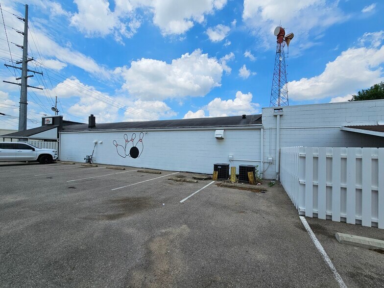 More Photos Of 1901 Indianapolis Ave, Lebanon Bowling Alley For Sale