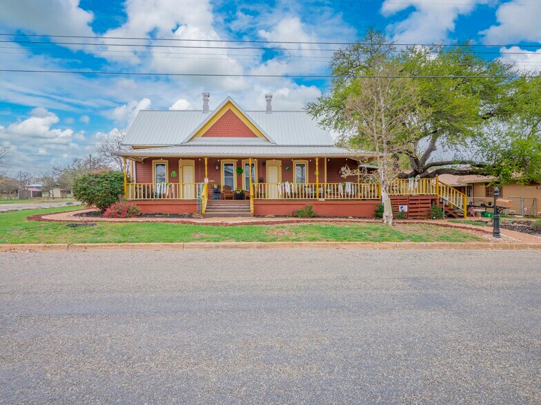 More Photos Of 1307 Wright St, Llano Freestanding For Sale