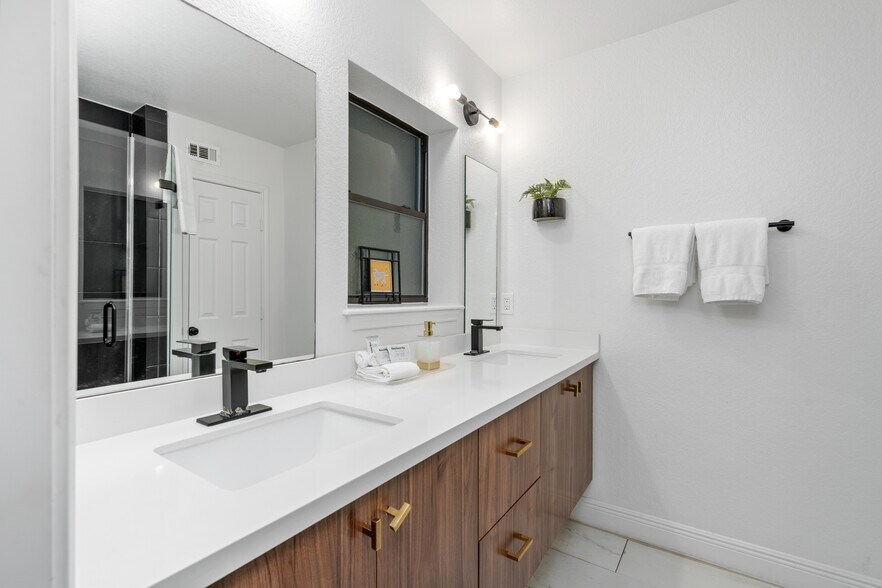 More Photos Of 3404 Rosedale St, Houston Multifamily For Sale