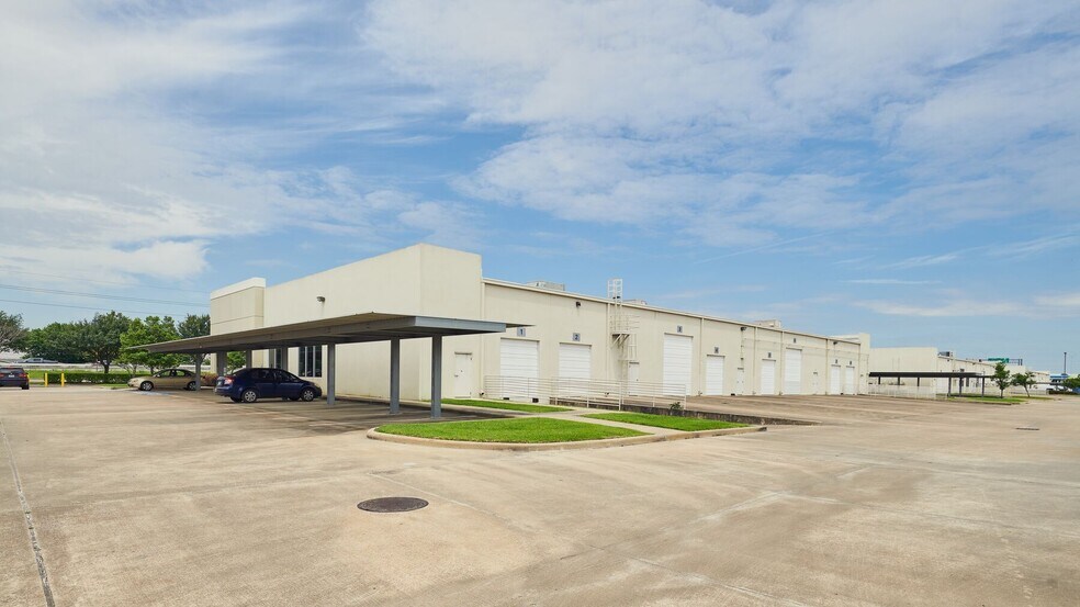 More Photos Of 6550 W Sam Houston Pky N, Houston Unknown For Lease