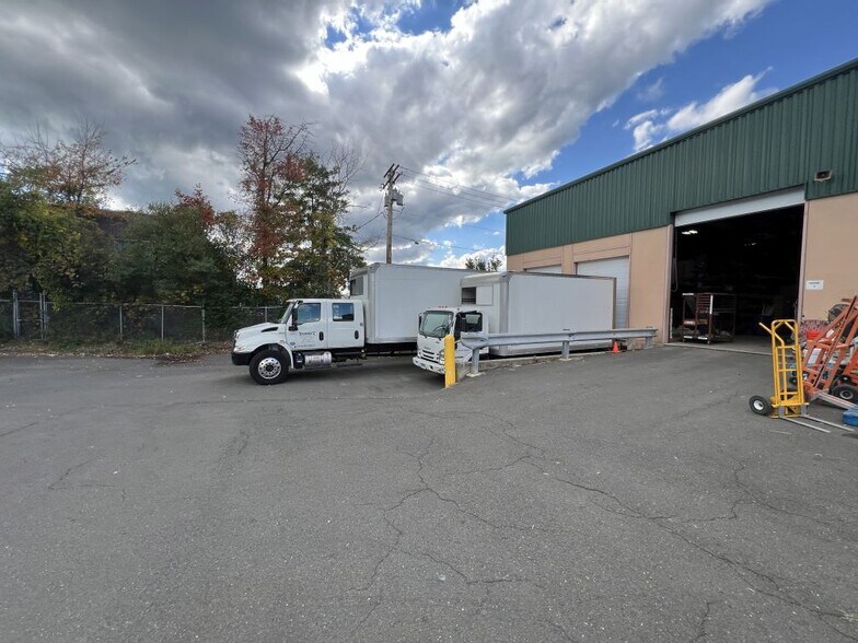 More Photos Of 304 Boston Post Rd, Orange Showroom For Lease