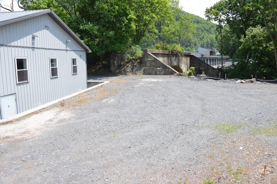 More Photos Of 215 Mauch Chunk St, Pottsville Flex For Sale