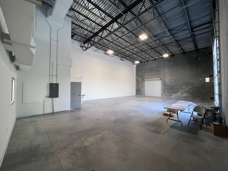 More Photos Of 8340 Southpark Cir, Orlando Flex For Lease