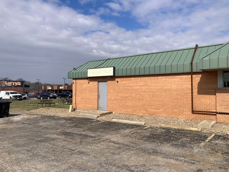 More Photos Of 935 S Iowa St, Lawrence Office For Lease